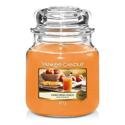 Aromatická svíčka Classic střední Farm Fresh Peach Yankee Candle - 411 g