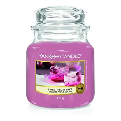 Aromatická svíčka Classic střední Sweet Plum Sake Yankee Candle - 411 g