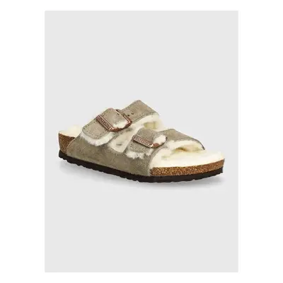 Dětské semišové pantofle Birkenstock Arizona Shearling béžová barva, 94367793