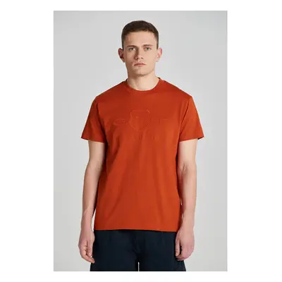 TRIČKO GANT REG TONAL SHIELD SS T-SHIRT DARK TERRACOTTA 89791861