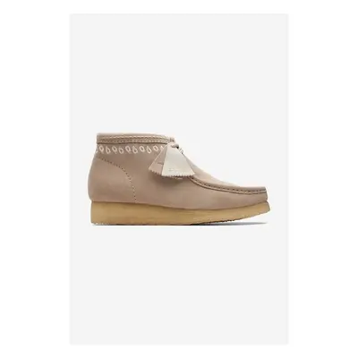 Semišové polobotky Clarks Originals Wallabee Boot béžová barva, 84011167