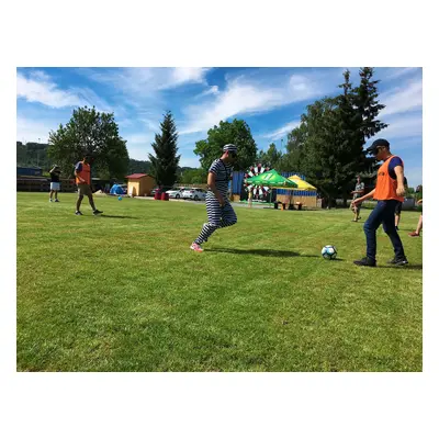 Opilecký fotbal - zahrejte si s brýlemi simulující opilost