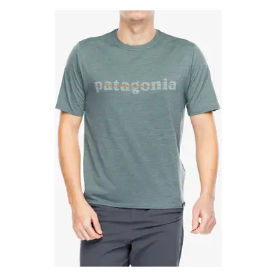 Rychleschnoucí triko Patagonia Cap Cool Daily Graphic Shirt - text logo nouveau green