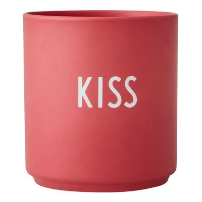 Červený porcelánový hrnek Design Letters Kiss, 300 ml