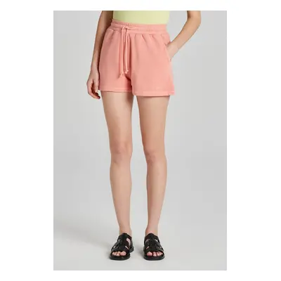 TEPLÁKOVÉ ŠORTKY GANT REL SUNFADED SHORTS PEACHY PINK