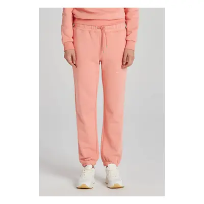 TEPLÁKY GANT REG TONAL SHIELD SWEATPANTS PEACHY PINK