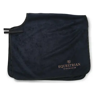 EQUESTRIAN STOCKHOLM Deka bederní Equestrian Stockholm, fleecová, dark ocean blue Délka zad: