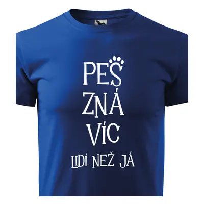 Tričko pes zná víc lidí než já