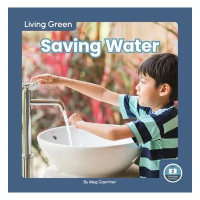 Living Green: Saving Water - Gaertner, Meg