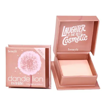 BENEFIT COSMETICS - Dandelion Twinkle - Jemně růžový rozjasňovač v mini cestovím provedení