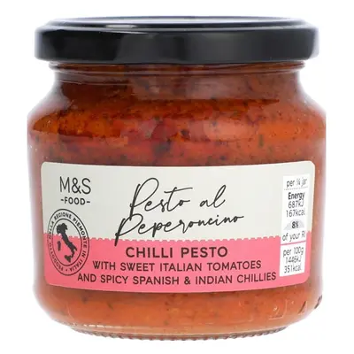 Marks & Spencer Mírně pálivé pesto z červených paprik s mandlemi a chilli